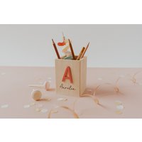 Einschulung Deko - Personalisierter Stiftebecher Aus Holz "Name & Initial" | Stiftehalter Für Erstklässler Geschenk Die Schultüte von TalesOfMarley