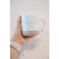 Personalisierte Steingut-Tasse Mit Gravur & Herz - Keramiktasse Namen Geschenk Für Freundin Holztablett Als Geschenkset von TalesOfMarley