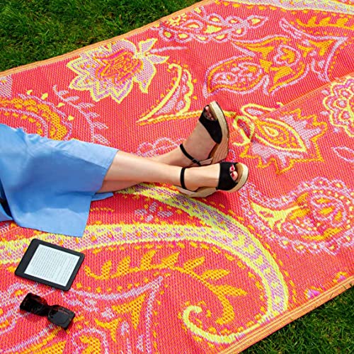 Talking Tables 180 x 120 cm Rosa & Gelb Gewebter wasserdichter Outdoor-Teppich | Leichte Kunststoffmatte mit Paisley-Druckmuster | Für Garten, Terrasse, Badezimmer, Picknick, Boho-Rug-PAIS Talking Tables 180 x 120 cm Rosa & Gelb Gewebter wasserdichter Outdoor-Teppich | Leichte Kunststoffmatte mit Paisley-Druckmuster | Für Garten, Terrasse, Badezimmer, Picknick, Boho-Rug-PAIS von Talking Tables