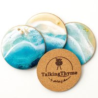 Ocean/Beach Food Safe Resin Auf Holz Untersetzer Mit Korkrücken. 10 cm Durchmesser. Wellen Untersetzer. Strand Motiv. Ozean Kunst. Sprechende Thymian von TalkingThyme