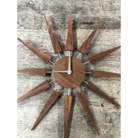 Starburst Uhr Messing Oder Chrom Stangen Mid-Century Retro Wanduhr von Talkingdonkey