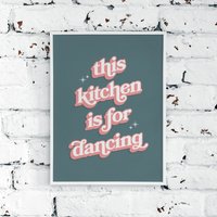 Diese Küche Ist Zum Tanzen | Zitat Kunstdruck von TallulahPrintsUK