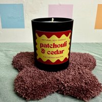 Patchouli & Zedernholz | Hand Gegossen Sojawachs Kerze Handarbeit Farbstofffrei Ungiftig Haustier Und Familie Sicher Patchouli & Zedernholz | Hand Gegossen Sojawachs Kerze Handarbeit Farbstofffrei Ungiftig Haustier Und Familie Sicher von TallyPlantClub