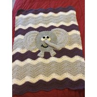 Chevron Häkeln Oma Platz Krippe Decke - Staubige Lila, Weiß Und Grau Mit Entzückenden Elefanten von TalulaCrafts