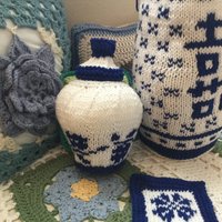 Handgestrickte Ingwer Jar Kissen in Blau Und Weiß von TalulaCrafts