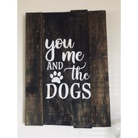 Du, Ich Und Die Hunde Holzschild von TamiDavisDesigns