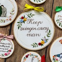 Individuell Handbestickte Hoop Art | Personalisierter Text Und Designs Einzigartige Wanddekoration & Geschenke Handgemachte Individuell Handbestickte Hoop Art | Personalisierter Text Und Designs Einzigartige Wanddekoration & Geschenke Handgemachte von TamyGift