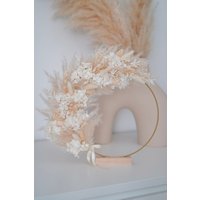 stehender Trockenblumen Kranz Boho Creme/ Weiß - Geschenk Zur Hochzeit Personalisierbarer Tischkranz von Tanafleur