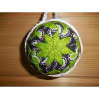 Ornament in Grün Und Schwarz von TandDStichesPlus