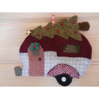 Urlaub Camper Und Weihnachtsbaum Ornament von TandDStichesPlus