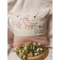 Polster/Kissen Mit Mond Und Sternen Bestickt in Rosa Polster/Kissen Mit Mond Und Sternen Bestickt in Rosa von TanjasBeautifulThing