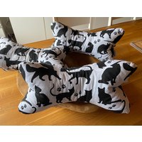 Leseknochen Nackenkissen Buchstütze Bücherstütze Relaxkissen Katze Katzenliebhaber Geschenkidee Schwarz Weiß Neu - Verschiedene Varianten von TanjasCollectionDE