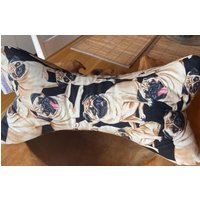 Leseknochen Nackenkissen Buchstütze Bücherstütze Relaxkissen Mops Hund Hundeliebhaber Geschenk Neu Leseknochen Nackenkissen Buchstütze Bücherstütze Relaxkissen Mops Hund Hundeliebhaber Geschenk Neu von TanjasCollectionDE