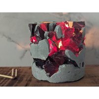 Rotes Glas in Grauem Beton Teelicht Kerzenhalter von TantalusShop