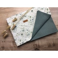 Babydecke Opt. Mit Namen - Eukalyptus Und Waffelpique Dustymint Dunkel Babydecke Opt. Mit Namen - Eukalyptus Und Waffelpique Dustymint Dunkel von TanteFi