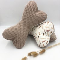 Leseknochen Mit Namen - Federn, Frottee, Waffelpique Dunkelbeige von TanteFi