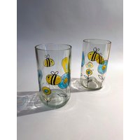 Handbemalte Trinkgläser Aus Recycelter Flasche, Frühlingsbote, Bringt Auf Jeden Tisch Einfach Gute Laune | 2Er Set Bees von TanteInnaLaden