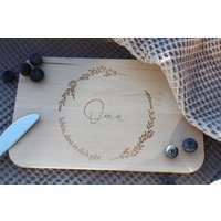 Frühstücksbrett - Personalisierte Bretter Geschenk Geburtstag Muttertag Weihnachten Holzbrett Schneidebrett Oma Uroma Frühstücksbrett - Personalisierte Bretter Geschenk Geburtstag Muttertag Weihnachten Holzbrett Schneidebrett Oma Uroma von TanteMaja