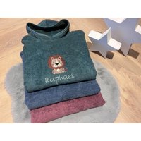 Personalisierter Badeponcho Für Kinder - Mit Name & Löwe Oder Wunschmotiv in Beere Grün Blau Personalisierter Badeponcho Für Kinder - Mit Name & Löwe Oder Wunschmotiv in Beere Grün Blau von TanteNinna