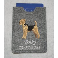 Heimtierausweis Airedale Terrier Naturgetreu Gestickt Auf Wunsch Mit Namen Und Geburtsdatum Des Hundes Personalisierbar von TantePe