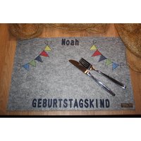 Tischset Aus Filz Verschiedene Farben - Geburtstagskind Mit Namen Personalisierung Stickerei Druck Tischset Aus Filz Verschiedene Farben - Geburtstagskind Mit Namen Personalisierung Stickerei Druck von TantePe