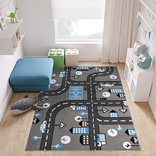 TAPISO Pinky Teppich Kurzflor Kinderteppich Kinderzimmer Grau Blau Schwarz Weiß Pastellfarben Modern Straße Spielteppich ÖKOTEX 80 x 150 cm von TAPISO