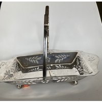 1920Er Jahre Versilbertes Gebäck-Tablett Elegantes Florales Tee-Korb 1920Er Jahre Versilbertes Gebäck-Tablett Elegantes Florales Tee-Korb von Tarakaihome