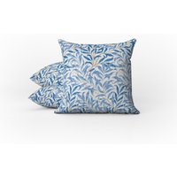 Outdoor Kissen | Wetterfestes Gartenkissen William Morris Vintage Blatt Blumen Weidenzweig Blau-Weiß-Muster Strand-Haus-Stil von Tarragonia