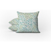 Outdoor Kissen | Wetterfestes Gartenkissen William Morris Vintage Blatt Blumen Weidenzweig Meergrün Aquablau Strand-Haus-Stil von Tarragonia