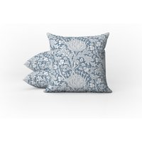 Outdoor Kissen | Wetterfestes Gartenkissen William Morris Vintage Blumen Artischocke Blau Weiß Muster Außen Deko von Tarragonia