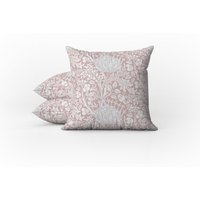 Outdoor Kissen | Wetterfestes Gartenkissen William Morris Vintage Blumen Artischocke Blush Rosen-Rosa-Weiß-Muster Strand-Haus-Stil von Tarragonia