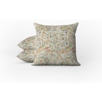 Outdoor Kissen | Wetterfestes Gartenkissen William Morris Vintage Blumen Melsetter Rankgitter Creme Leinen Blau Strand-Haus-Stil von Tarragonia