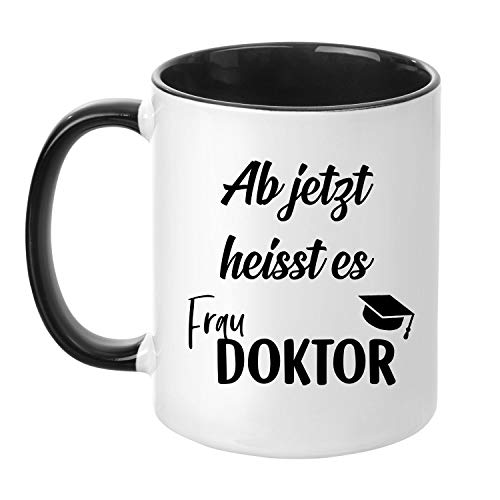 TassenTicker® "Ab jetzt heisst es Frau Doktor - beidseitig Bedruckt - Kaffeetasse - Becher - Geschenk - Geschenkidee (schwarz) von TASSENTICKER
