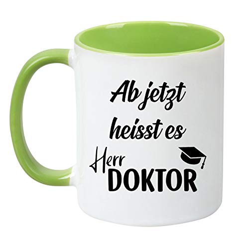 Tassenticker® "Ab jetzt heisst es Herr Doktor - beidseitig bedruckt - Kaffeebecher - Arbeit - Geschenk - Geschenkidee (Grün) von Tassenticker