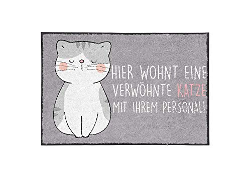 TassenTicker - Fußmatte mit Spruch - Hier wohnt eine verwöhnte Katze, mit ihrem Personal! - lustig - innen & außen - waschbar - Geschenkidee - Dekoration von TassenTicker