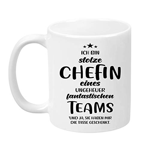 TassenTicker - ''Ich bin stolze Chefin eines ungeheuer fantastischen Teams'' - beidseitig bedruckt - Kaffeetasse - Arbeit - Büro - Geschenkidee (Weiss) von TassenTicker