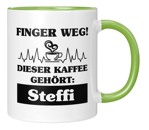 TassenTicker - Tasse mit Spruch Personalisierung - Finger weg! Dieser Kaffee gehört - Wunschname - Namenstasse - Kaffeetasse - Geschenk für Büro Arbeit - Kollege Kollegin - Kaffeesüchtig (Grün) von TassenTicker