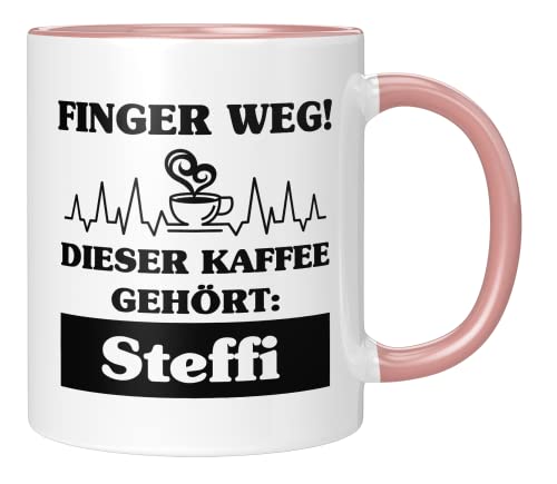 TassenTicker - Tasse mit Spruch Personalisierung - Finger weg! Dieser Kaffee gehört - Wunschname - Namenstasse - Kaffeetasse - Geschenk für Büro Arbeit - Kollege Kollegin - Kaffeesüchtig (Rosa) von TassenTicker