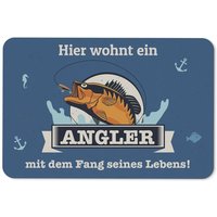 Fußmatte - Hier Wohnt Ein Angler Mit Dem Fang Seines Lebens von Tassenbrennerei