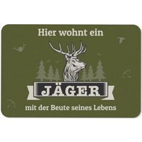 Fußmatte - Hier Wohnt Ein Jäger Mit Der Beute Seines Lebens von Tassenbrennerei
