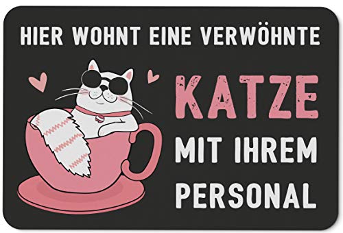 Fußmatte mit Spruch Hier wohnt eine verwöhnte Katze mit Ihrem Personal - Türmatte lustig für innen & außen - Waschbar - Geschenk für Katzenbesitzer von Tassenbrennerei