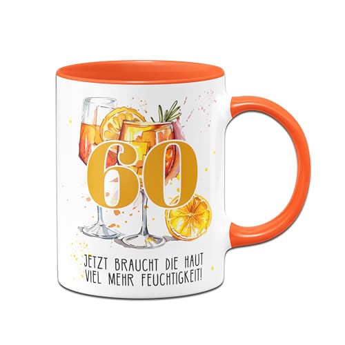 Geschenke zum 60. Geburtstag - Tasse 60 Jetzt braucht die Haut mehr Feuchtigkeit - Aperol Kaffeetasse lustig mit Spruch Geburtstagsgeschenk für Frauen witzig (Orange, 60) von Tassenbrennerei