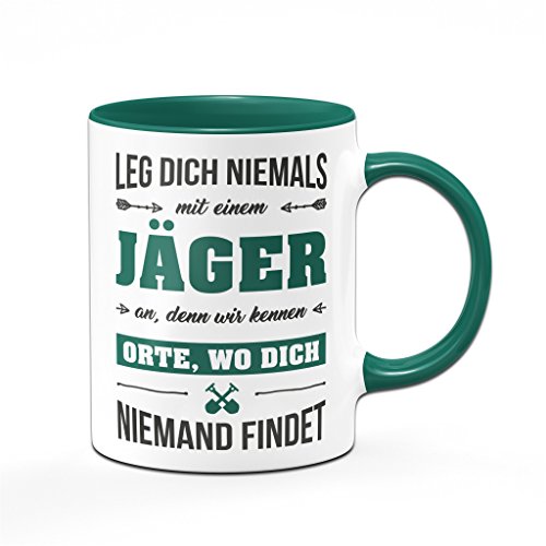 Jäger Tasse mit Spruch Leg Dich Niemals mit einem Jäger an Spülmaschinenfest - Kaffeetasse lustig - Geschenk grün von Tassenbrennerei