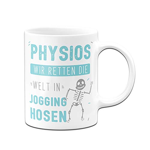 Tasse mit Spruch Physios wir retten die Welt in Jogging-Hosen - Geschenk für Physiotherapeut (Weiß-Blau) von Tassenbrennerei
