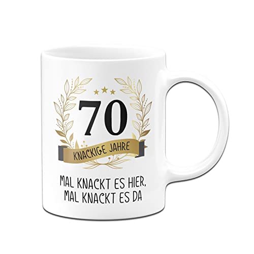 Tassenbrennerei 70. Geburtstag Tasse - 70 knackige Jahre Mal knackt es hier mal knackt es da - Geburtstagsgeschenk lustig - Geschenk (70, Weiß) von Tassenbrennerei