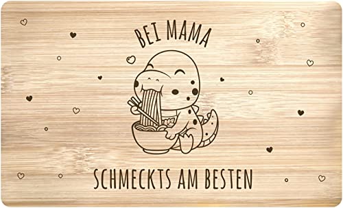 Tassenbrennerei Frühstücksbrettchen mit Spruch - Bei Mama schmeckts am besten - Made in Germany - Vesperbrett mit Motiv Geschenk Mutter (Mama) von Tassenbrennerei