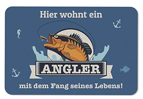 Tassenbrennerei Fußmatte innen - Hier wohnt EIN Angler mit dem Fang seines Lebens - Geschenk Schmutzmatte mit Spruch - waschbar - Deutsche Qualität von Tassenbrennerei