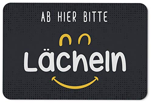 Tassenbrennerei Fußmatte innen mit Spruch - Ab Hier Bitte lächeln - Türmatte lustig - waschbar - Deutsche Qualität - Motivation von Tassenbrennerei