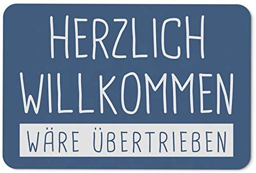 Tassenbrennerei Fussmatte mit Spruch Herzlich Willkommen wäre übertrieben - Fußabtreter, lustige Türmatte - Geschenk (Pastel-Blau) von Tassenbrennerei