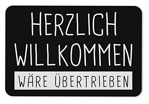 Tassenbrennerei Fußmatte mit Spruch Herzlich Willkommen wäre übertrieben - Fußabtreter, lustige Türmatte - Geschenk (Schwarz) von Tassenbrennerei